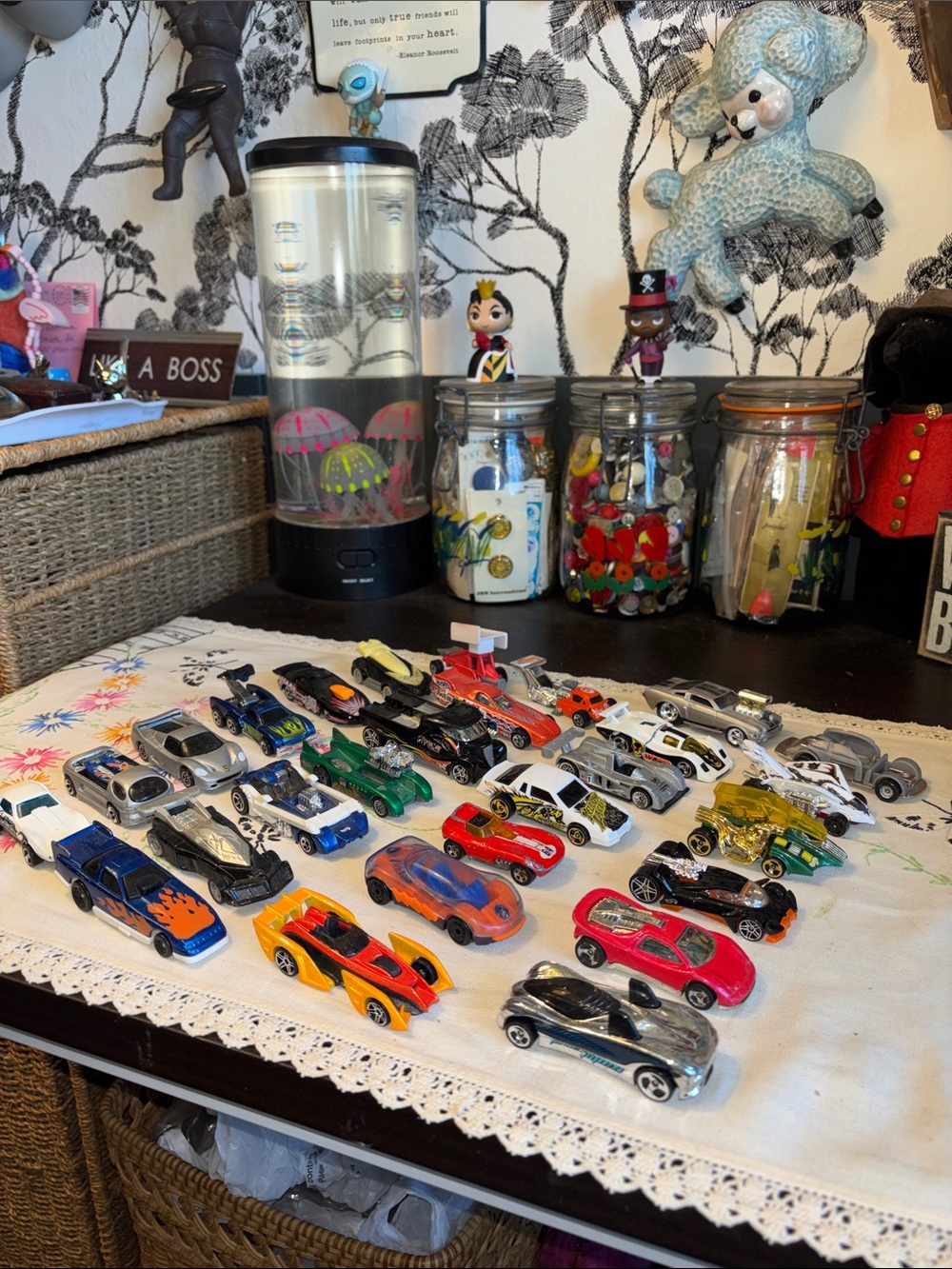 EUC 27 piece vintage and modern hot wheels and matchbox cars and trucks bundle.